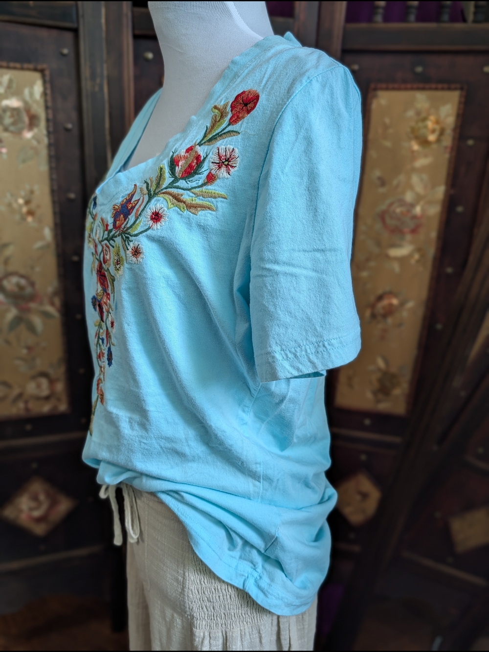 Embroidered V-Neck Floral Tee Medium M Light Blue Cotton Lightweight Feminine - Picture 2 of 7